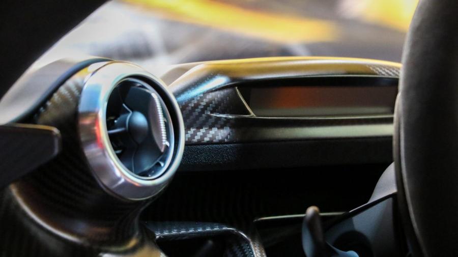 Детали интерьера McLaren MSO Senna (Cerberus Pearl) (1 of 500) 2019 года  (фото 57 из 60)